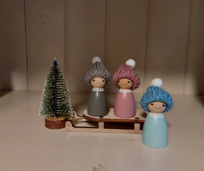 Winter Pegdolls met muts - Set van 3 Pegdolls - met Boom en Slee