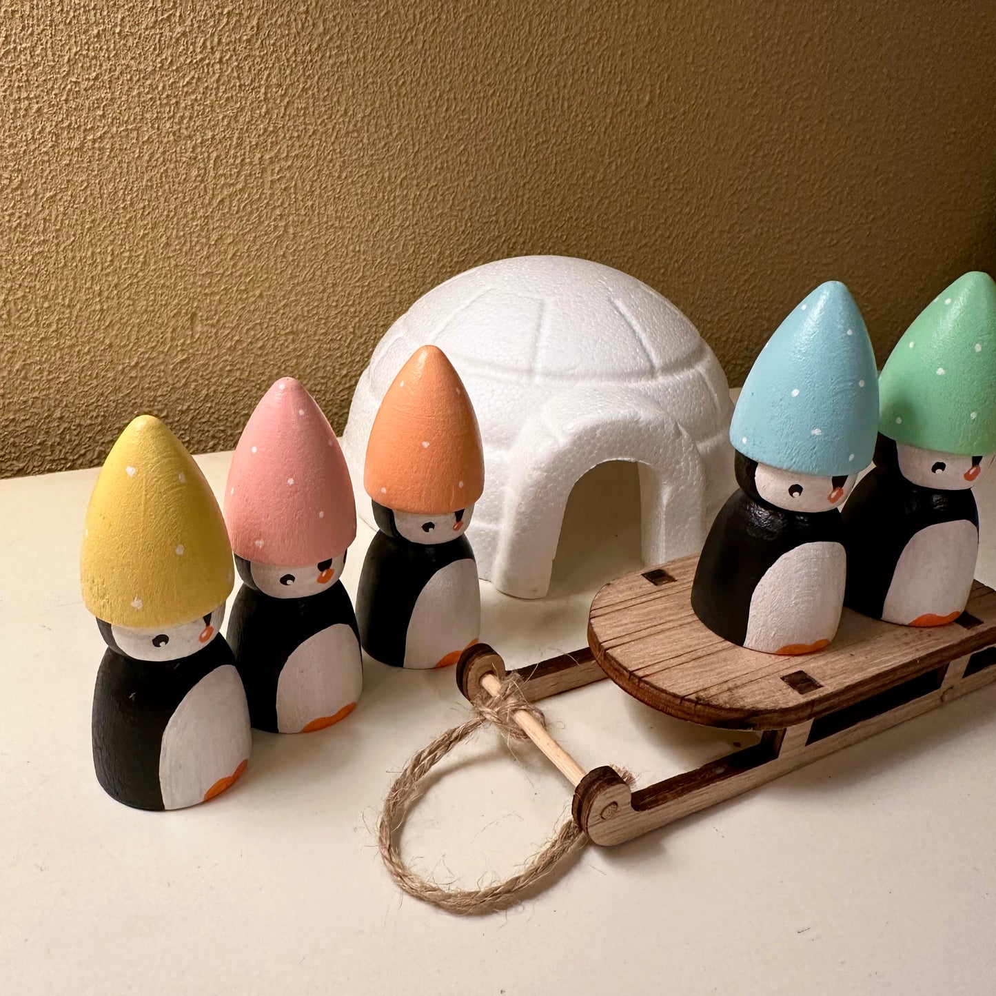 Pinguins met Iglo en Slee - Set van 5 Pegdolls - Inclusief accessoires