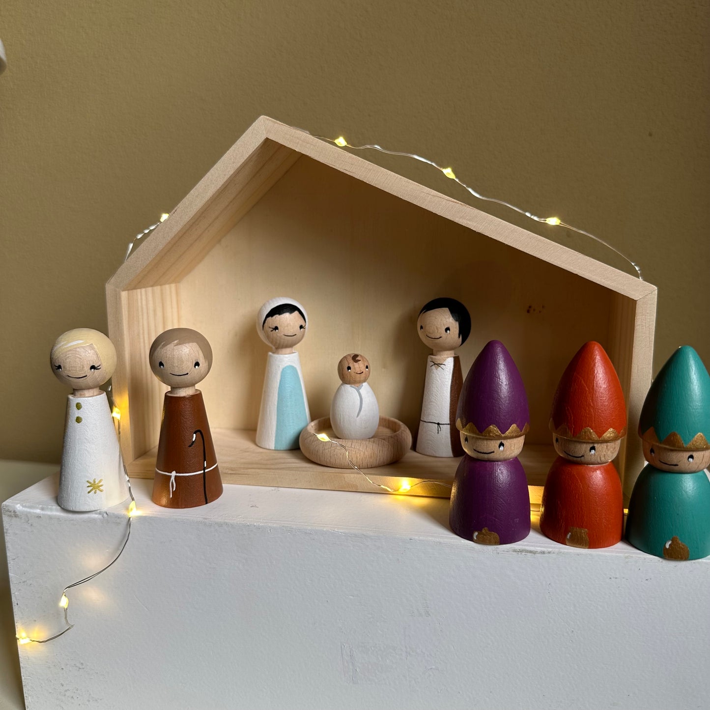 Kerststal met Lampjes - Set van 8 Pegdolls - Thema Kerstmis