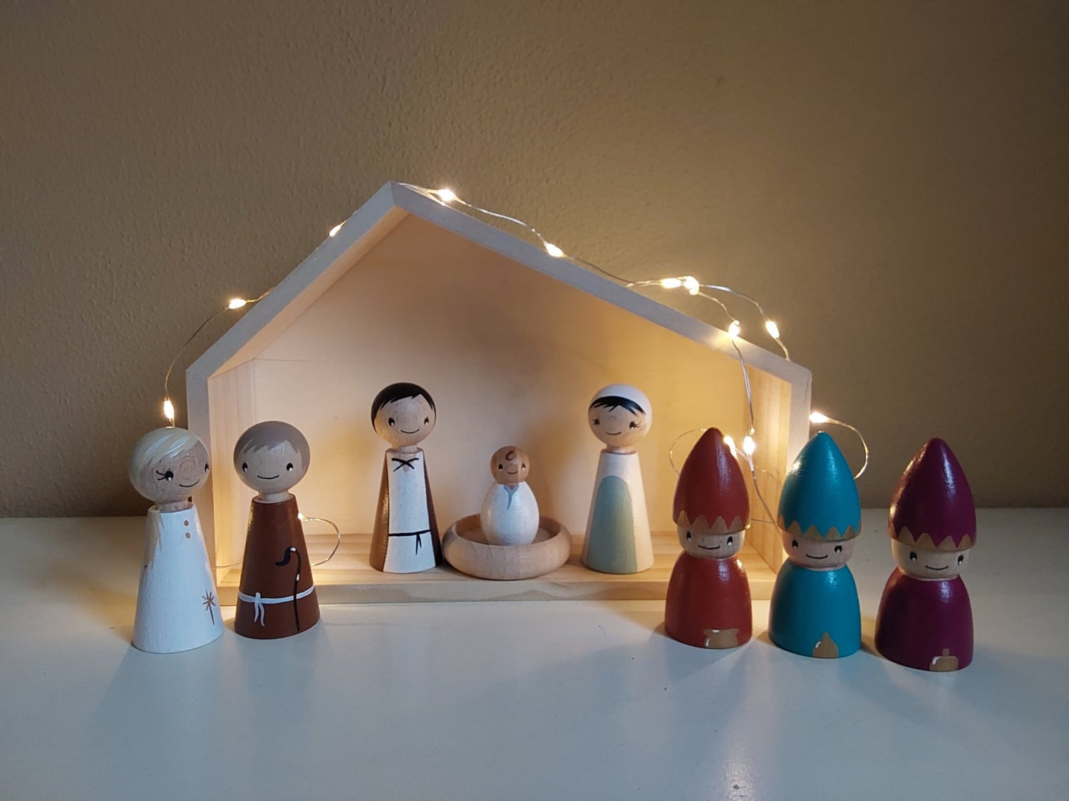 Houten kerststal met bijpassende pegdolls