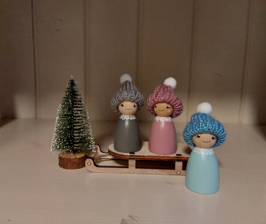 Winter Pegdolls met muts - Set van 3 Pegdolls - met Boom en Slee