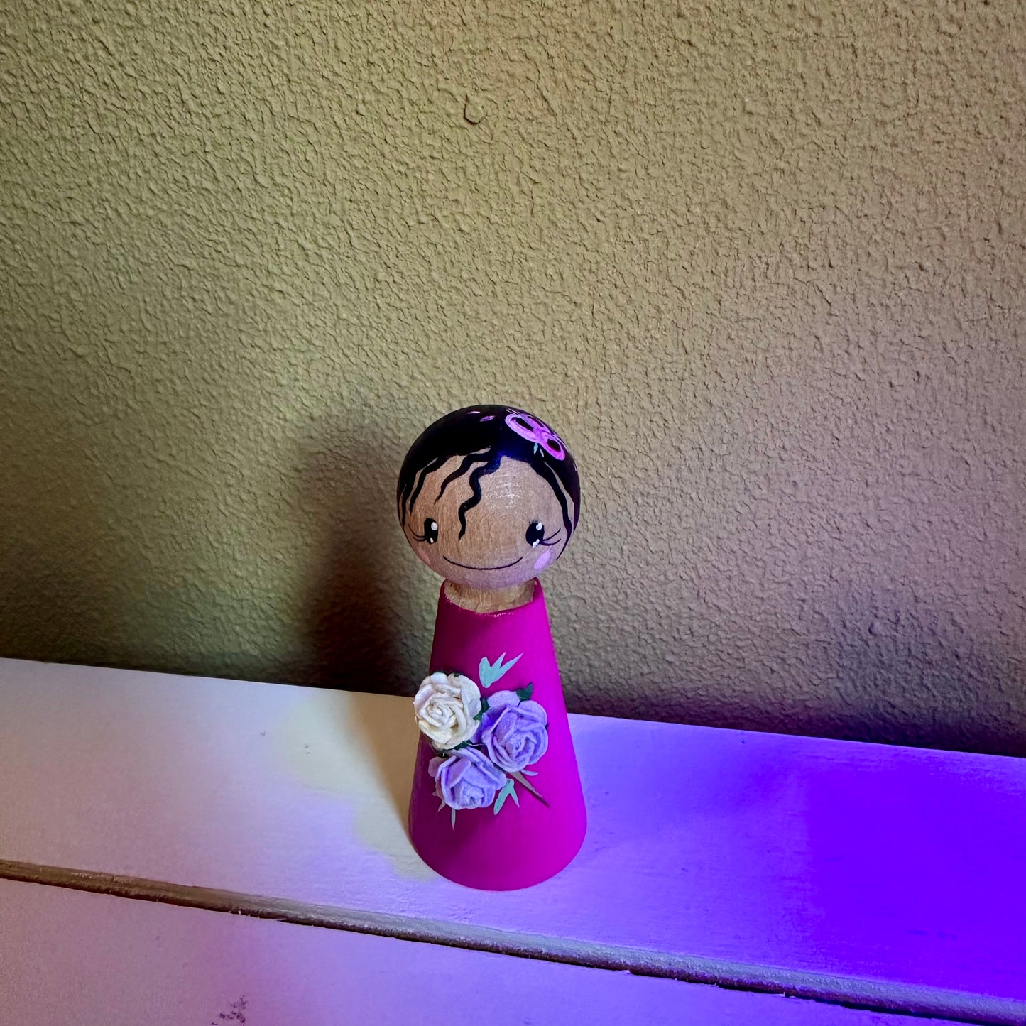 Pegdoll met bloemen – blacklight verf – lichtgevend effect
