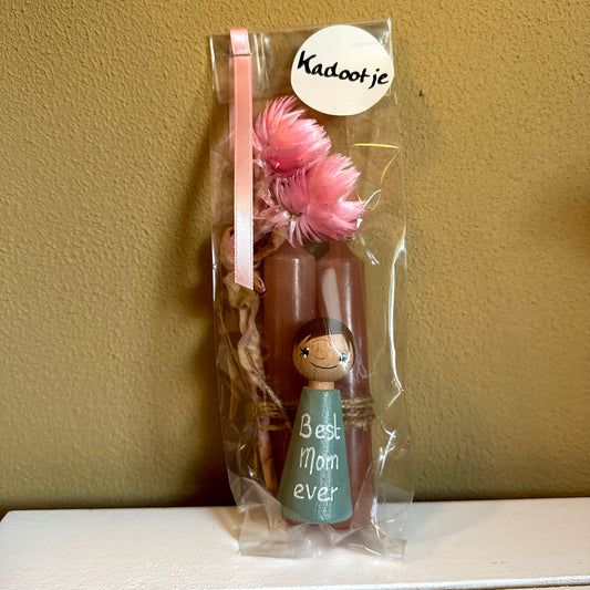 Moederdag cadeau – pegdoll “Best Mom Ever” met 2 kaarsen – cadeauverpakking