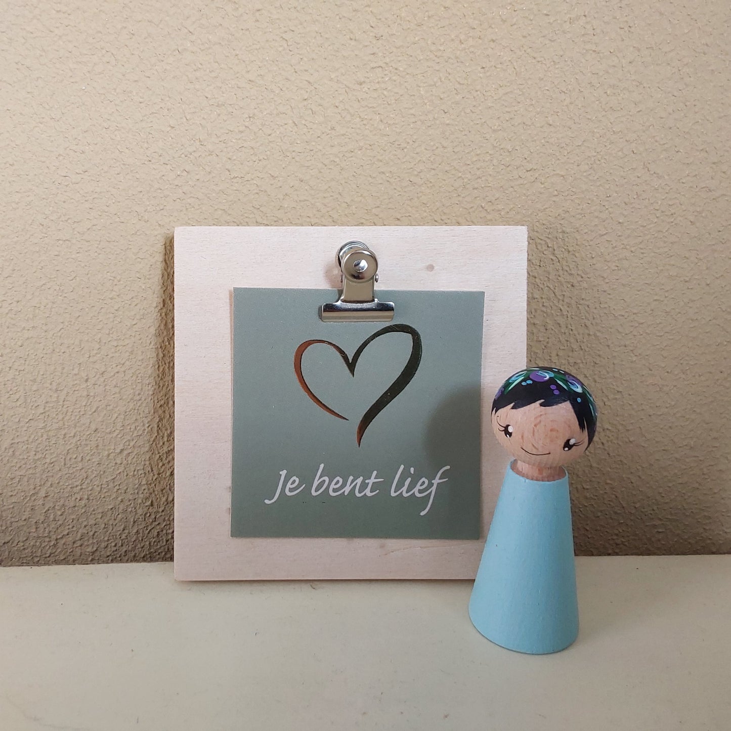 Kaartje op mini-clip met bloemen pegdoll