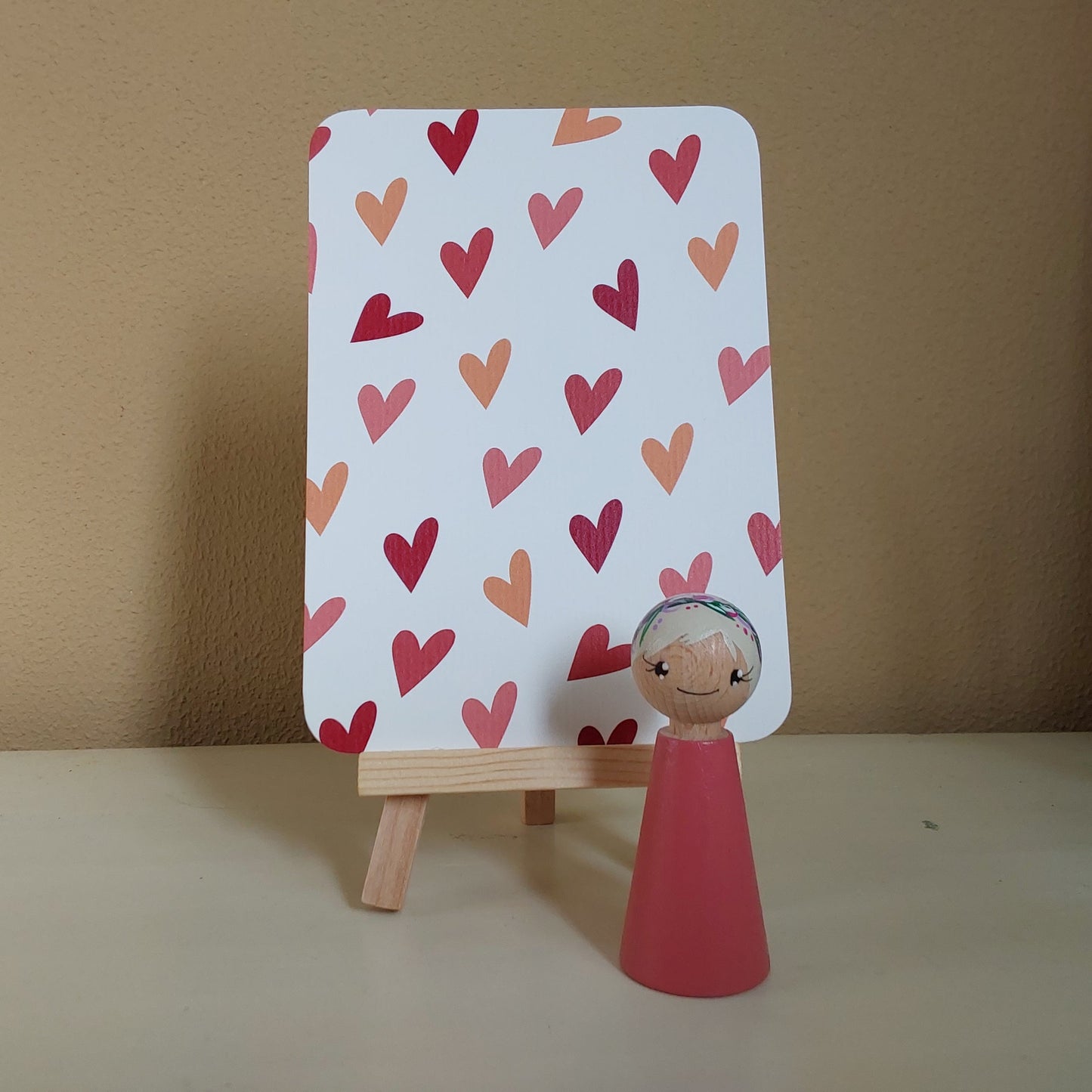 Hartjes kaart op standaard met pegdoll