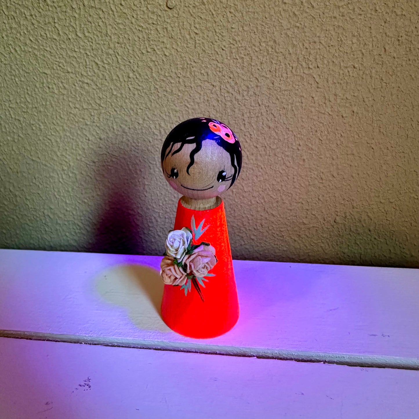 Pegdoll met bloemen – blacklight verf – lichtgevend effect