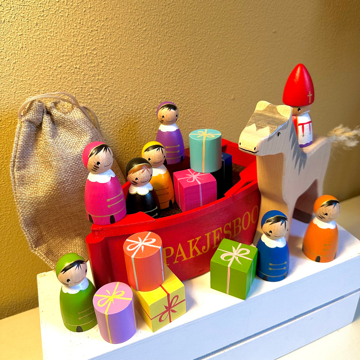 Sinterklaas Set Compleet - Sint, Hoofdpiet, 6 Pieten, Pakjesboot met Verhoging, Paard en Cadeaublokjes