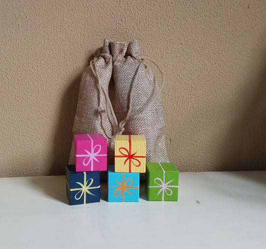 Houten cadeau blokjes - Set van 5 Pakjes - Thema Sinterklaas & Kerstmis - Inclusief Jute Opbergzakje