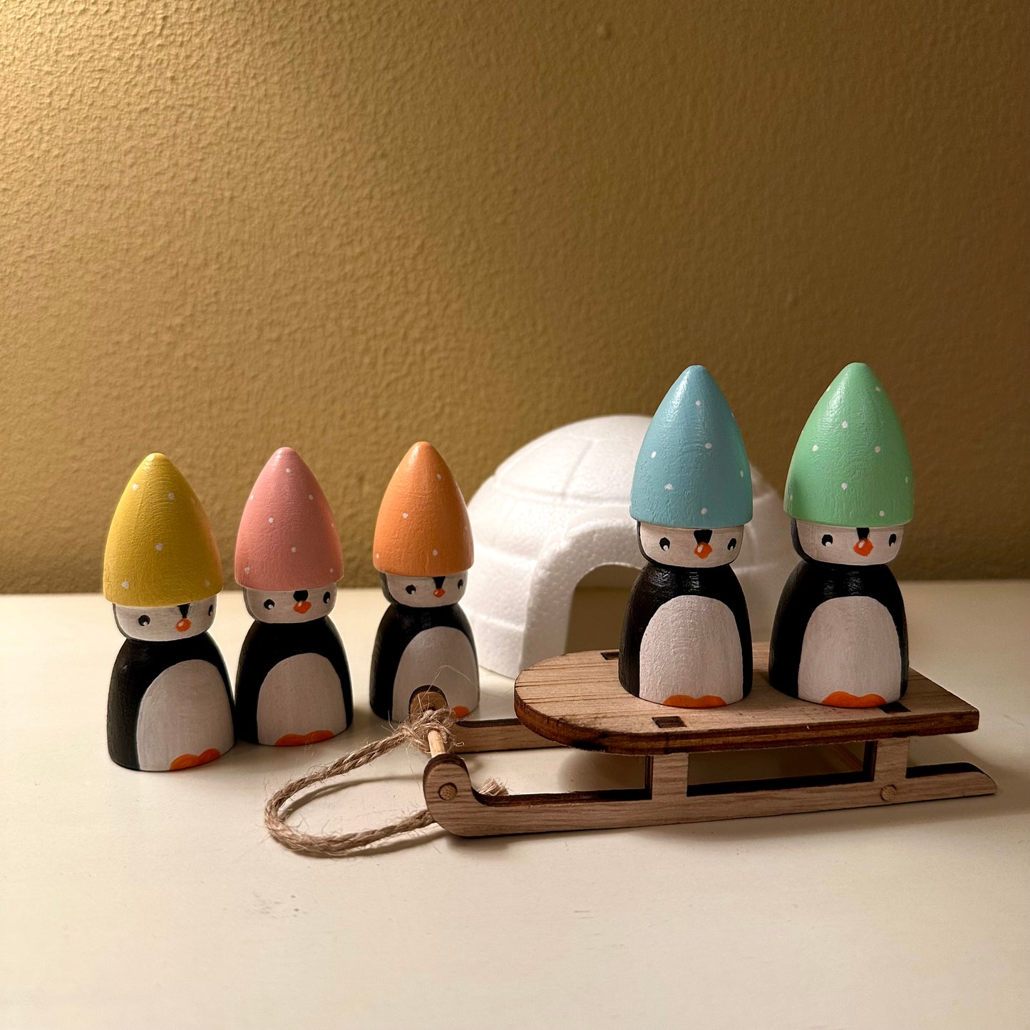 Pinguins met Iglo en Slee - Set van 5 Pegdolls - Inclusief accessoires