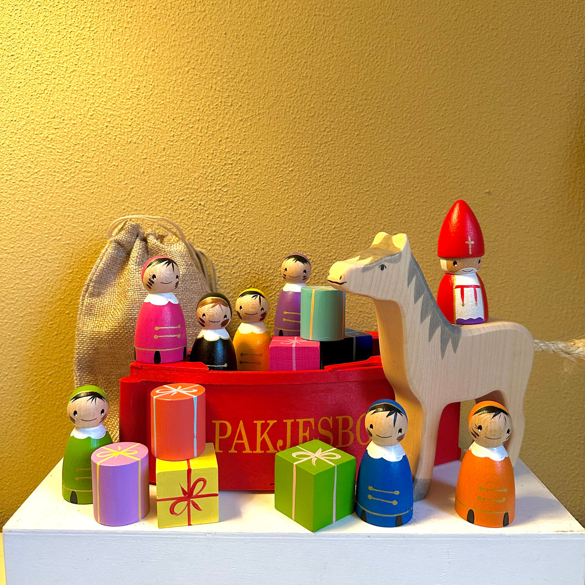 Sinterklaas Set Compleet - Sint, Hoofdpiet, 6 Pieten, Pakjesboot met Verhoging, Paard en Cadeaublokjes