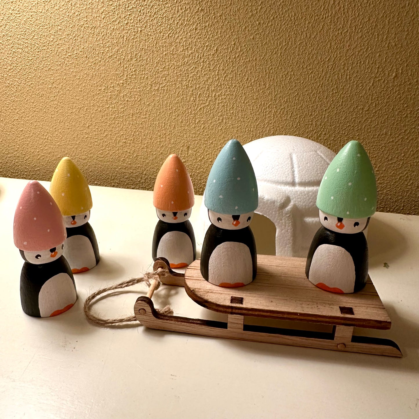 Pinguins met Iglo en Slee - Set van 5 Pegdolls - Inclusief accessoires
