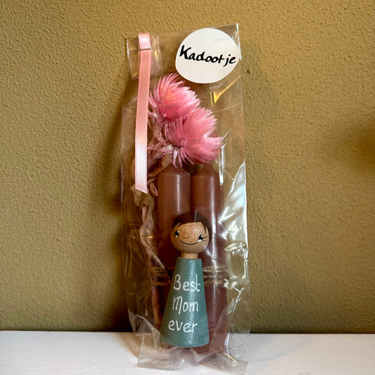 Moederdag cadeau – pegdoll “Best Mom Ever” met 2 kaarsen – cadeauverpakking