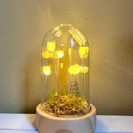 Glazen stolpje met tulpjes – decoratie