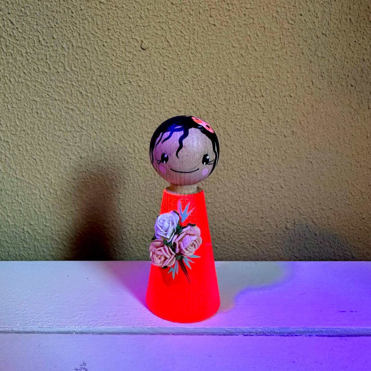Pegdoll met bloemen – blacklight verf – lichtgevend effect