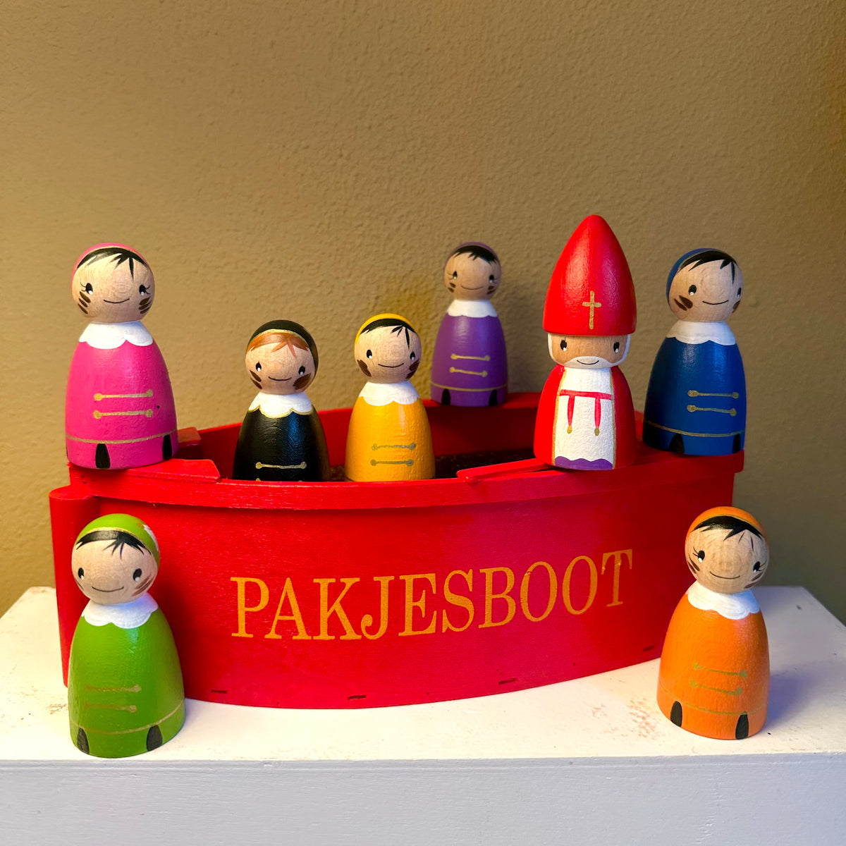 Sinterklaas Set Basis - Sint, Hoofdpiet, 6 Roetveeg Pieten en Pakjesboot met Verhoging - Houten Pegdolls