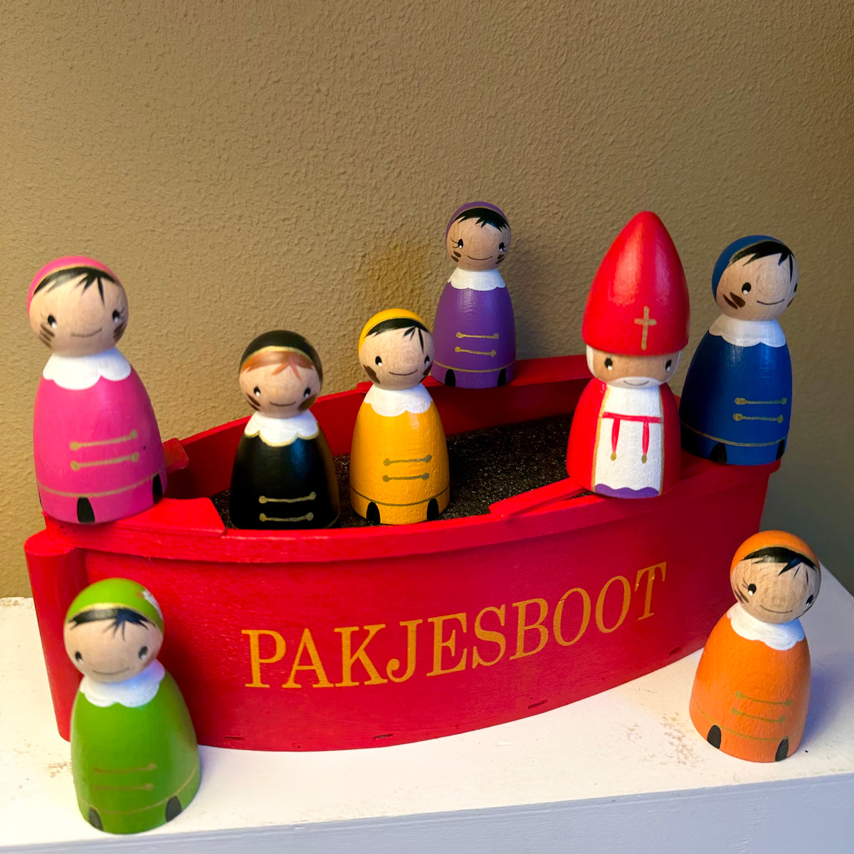 Sinterklaas Set Basis - Sint, Hoofdpiet, 6 Roetveeg Pieten en Pakjesboot met Verhoging - Houten Pegdolls
