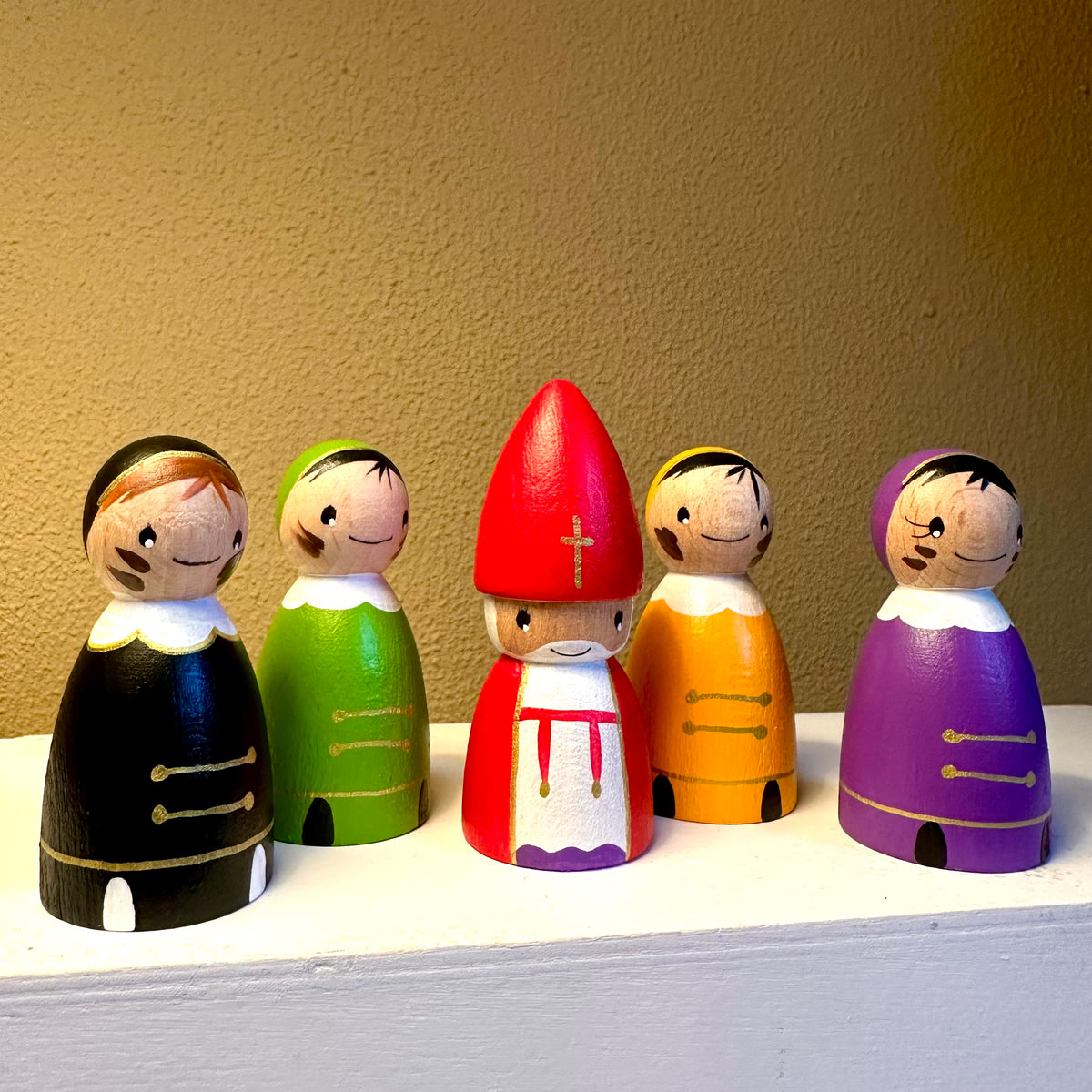 Sinterklaas Set Mini - Sint, Hoofdpiet en 3 Roetveeg Pieten - Houten Pegdolls
