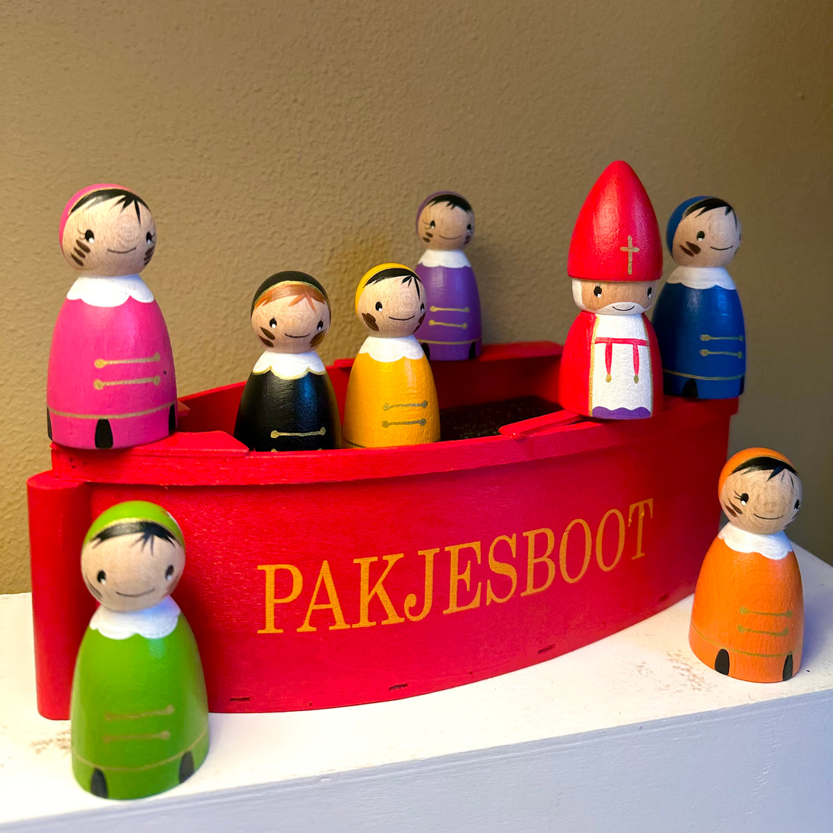 Sinterklaas Set Basis - Sint, Hoofdpiet, 6 Roetveeg Pieten en Pakjesboot met Verhoging - Houten Pegdolls