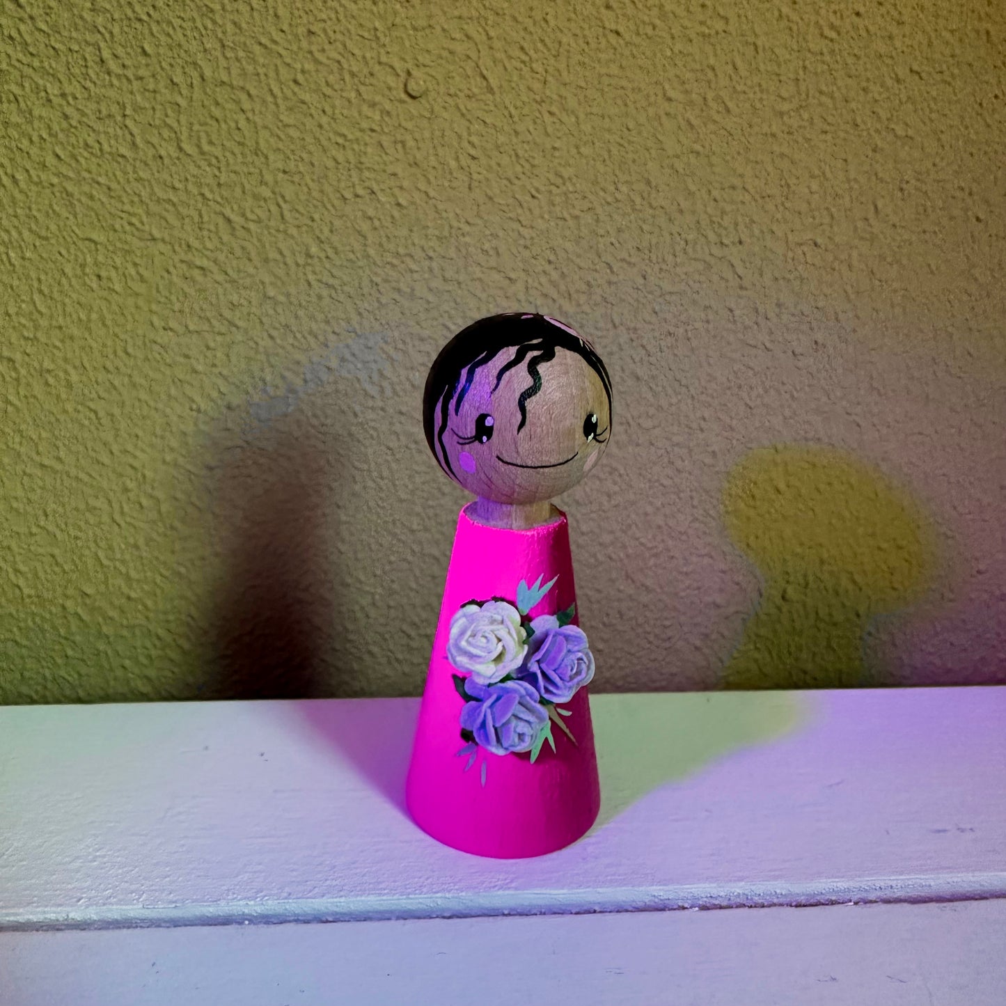 Pegdoll met bloemen – blacklight verf – lichtgevend effect