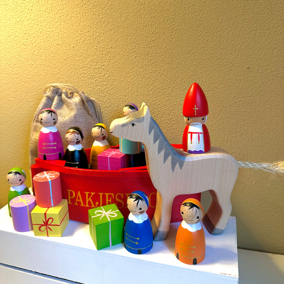 Sinterklaas Set Compleet - Sint, Hoofdpiet, 6 Pieten, Pakjesboot met Verhoging, Paard en Cadeaublokjes