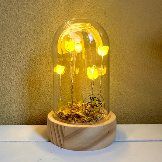 Glazen stolpje met tulpjes – decoratie