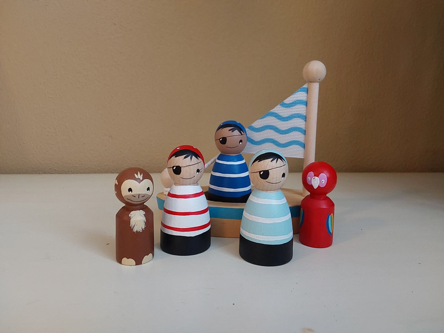 Piratenboot met Pegdolls - Set van 5 Pegdolls - 3 Piraten, een Papegaai en een Aap